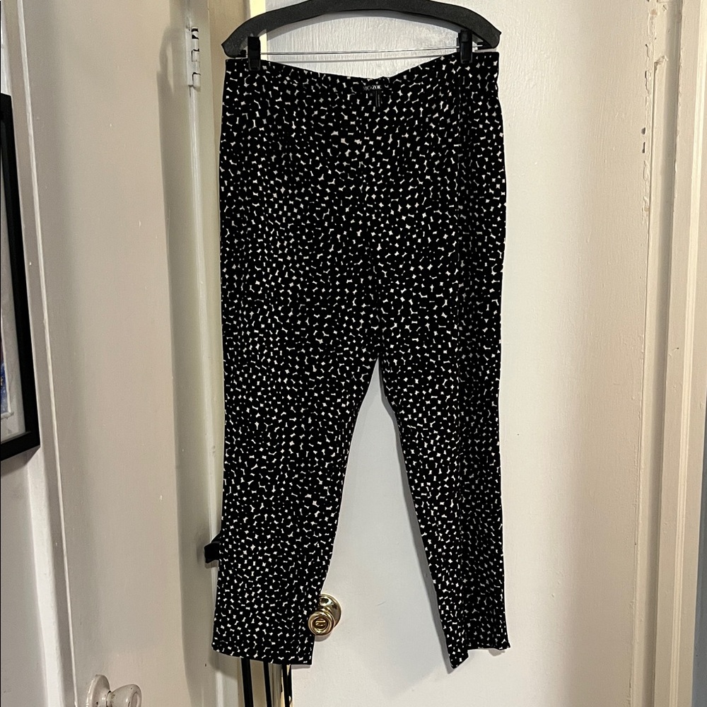 NIC+ZOE Black Cropped Ankle Pants with White Dot Print